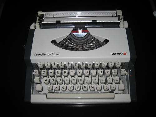 Typewriter, Olympia Traveler Deluxe