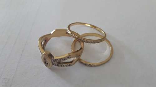 Solid 9 karat gold rings. 6.2 grams