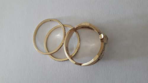 Solid 9 karat gold rings. 6.2 grams