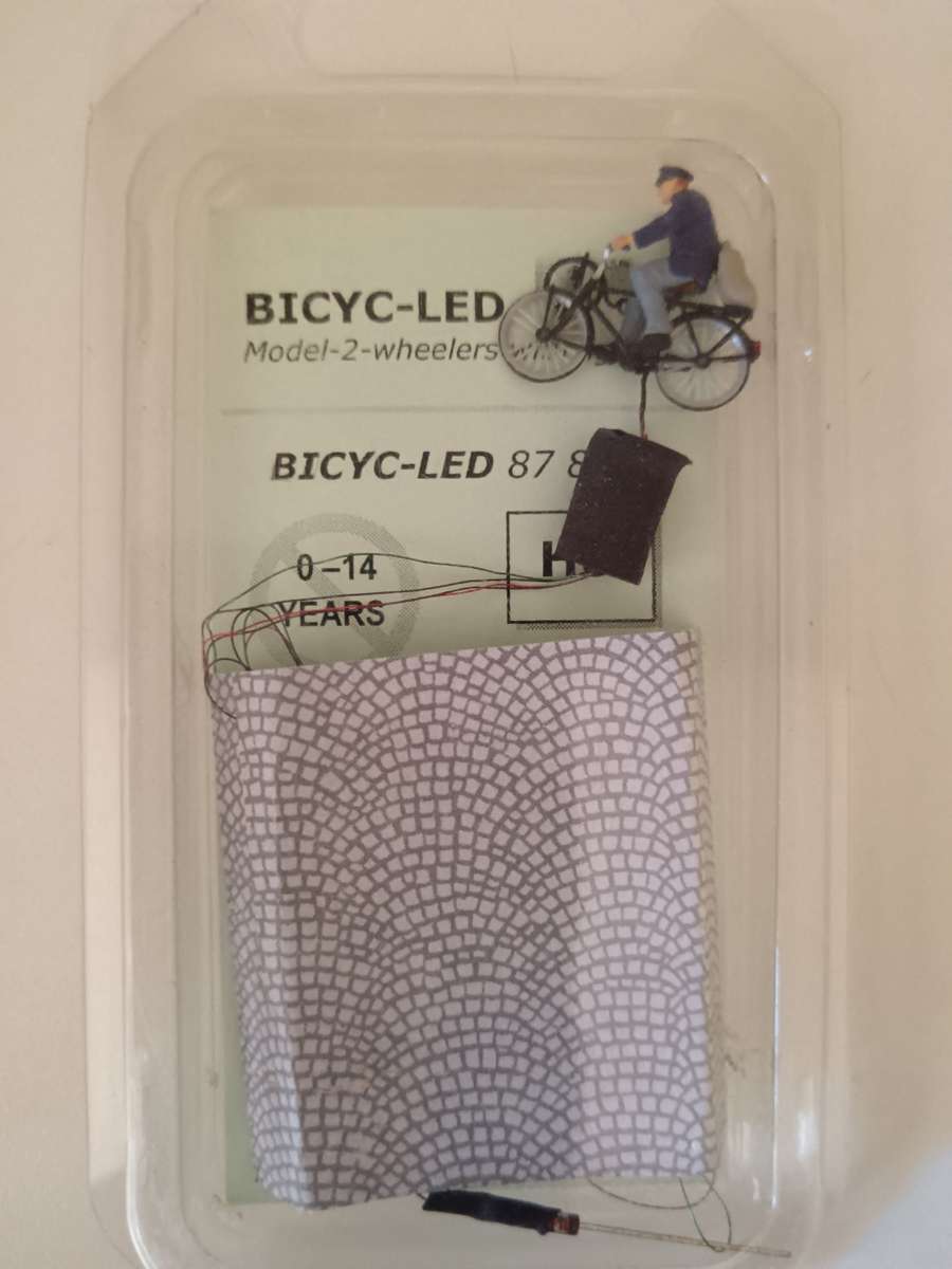 1PC HO 1:87 Scale Bicycle with Led light and Figure