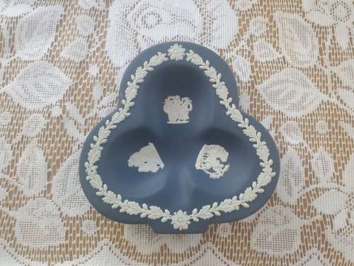 WEDGWOOD JASPER COLBALT BLUE CLOVER TRINKET DISH