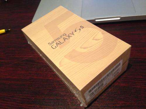 SAMSUNG GALAXY S5 IN CHARCOAL BLACK OR ELECTRIC BLUE BRAND NEW SEALED IN THE BOX!