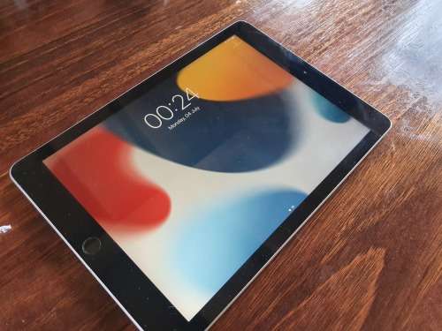 Apple IPad 6 32GB WiFi Only (Please Read)