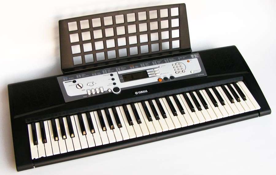 YAMAHA PSR-E213 portable keyboard with bag and stand