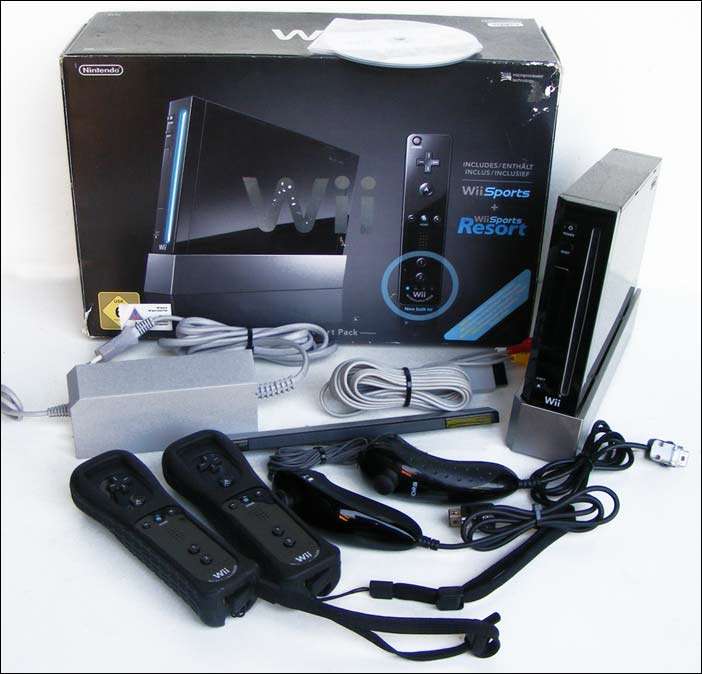 Nintendo Wii console complete with all controls + Sports Resort  - Good working condition