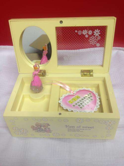 2 ON AUCTIONS !!! Music Box the gift of the vogue