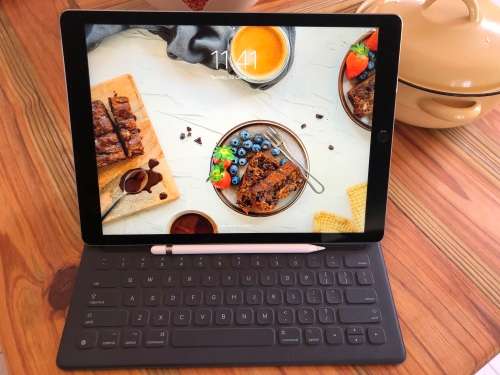 12.9-inch iPad Pro Wi-Fi 32GB - Space Gray + accessories