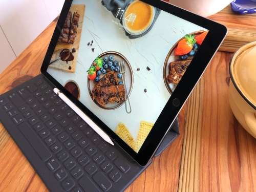 12.9-inch iPad Pro Wi-Fi 32GB - Space Gray + accessories