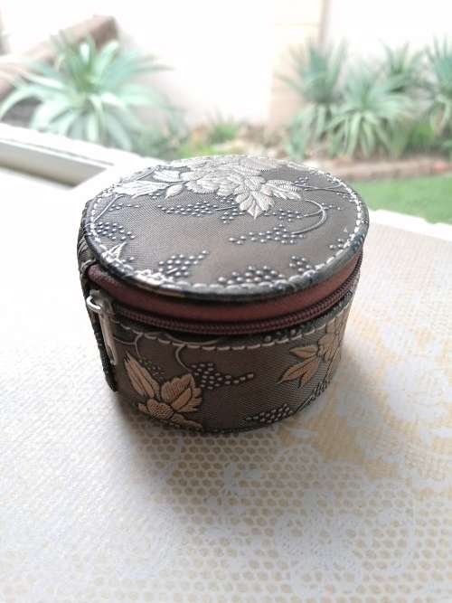 BEAUTIFUL VINTAGE JEWELRY CLOCK