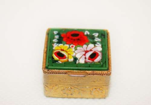 VINTAGE MICRO MOSAIC PILL BOX IN FANTASTIC CONDITION ! LOOK !!! ( HIGHLY COLLECTIBLE )