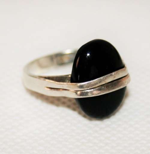 *925 SILVER RING* WOW !! AN UNUSUAL 925 SILVER RING WITH BLACK STONE ! LOOK !!