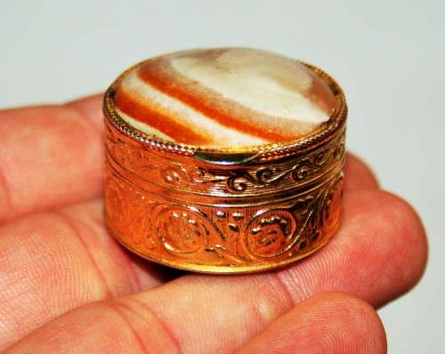 *PILL CONTAINER* WOW BEAUTIFUL VINTAGE PILL CONTAINER WITH DETAIL AND STONE LID  !
