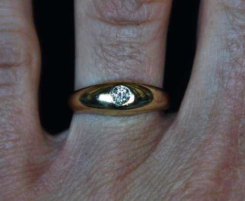 *DIAMOND*BEAUTIFUL BOXED 9CT GOLD RING SET WITH A 0.11 CARAT DIAMOND - VALUE R3500