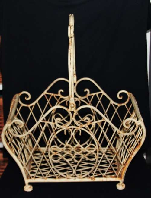 *WROUGHT IRON*BEAUTIFUL LARGE SIZE VINTAGE WROUGHT IRON BASKET WITH HANDLE