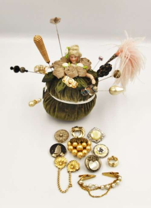 *VINTAGE LOT*LADY PIN CUSHION WITH VINTAGE HAT PINS AND COLLECTION OF VINTAGE SCARF CLIPS!