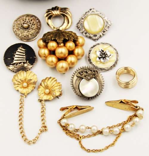 *VINTAGE LOT*LADY PIN CUSHION WITH VINTAGE HAT PINS AND COLLECTION OF VINTAGE SCARF CLIPS!