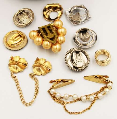 *VINTAGE LOT*LADY PIN CUSHION WITH VINTAGE HAT PINS AND COLLECTION OF VINTAGE SCARF CLIPS!