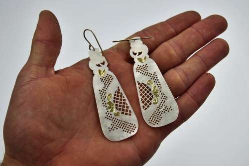 *EARRING*WOW!MOST BEAUTIFUL LONG CARVED MOTHER OF PEARL DROP EARRINGS WITH GOLD FOILS DETAIL !!