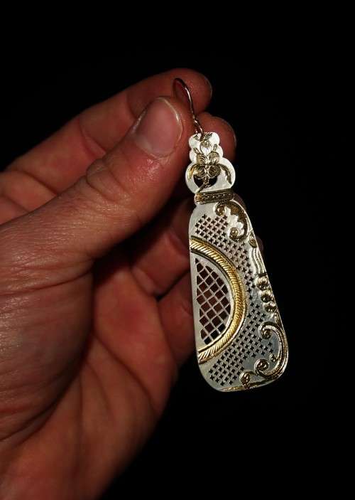 *EARRING*WOW!MOST BEAUTIFUL LONG CARVED MOTHER OF PEARL DROP EARRINGS WITH GOLD FOILS DETAIL !!