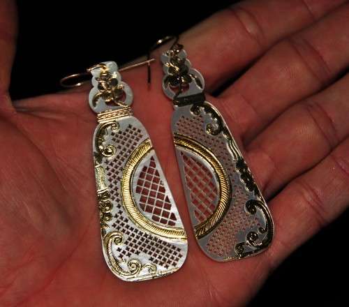 *EARRING*WOW!MOST BEAUTIFUL LONG CARVED MOTHER OF PEARL DROP EARRINGS WITH GOLD FOILS DETAIL !!