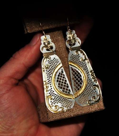 *EARRING*WOW!MOST BEAUTIFUL LONG CARVED MOTHER OF PEARL DROP EARRINGS WITH GOLD FOILS DETAIL !!