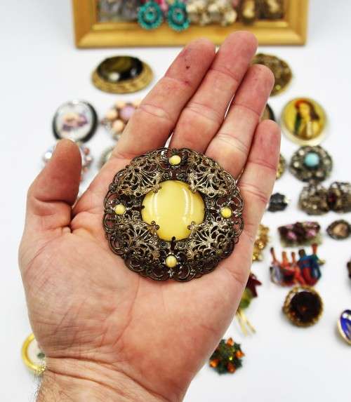 *COSTUME*LARGE LOT OF VINTAGE COSTUME BROOCHES AND EARRINGS - ONE BID FOR ALL !!!