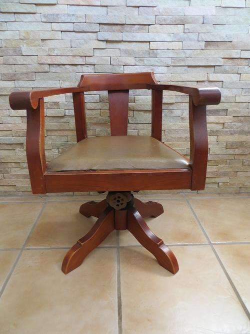 ANTIQUE CAPTAINS SWIVEL CHAIR