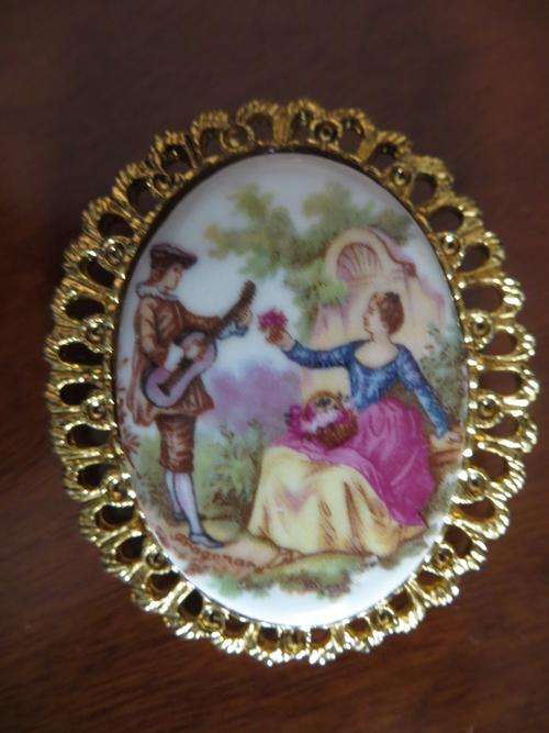 BEAUTIFUL LARGE VINTAGE ROMANTIC SCENE PORCELAIN BROOCH (LIMOGES ?)
