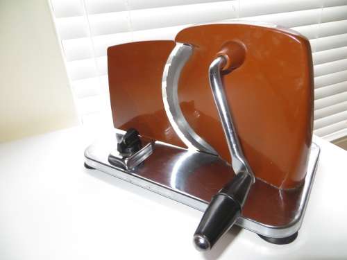 RETRO BROWN STAINLESS PINEWARE BREADSLICER