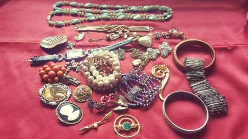 COLLECTION OF VINTAGE JEWELLERY