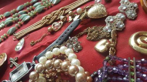 COLLECTION OF VINTAGE JEWELLERY