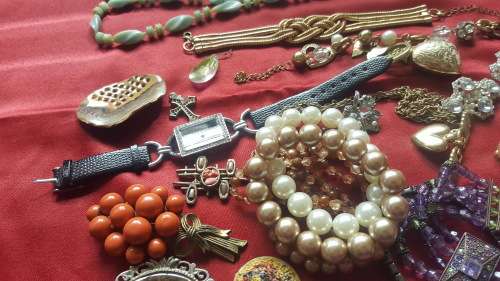 COLLECTION OF VINTAGE JEWELLERY