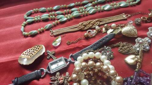 COLLECTION OF VINTAGE JEWELLERY