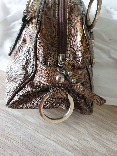 GENUINE GUESS HANDBAG (ORIGINAL PROTECTION BAG INCLUDED)