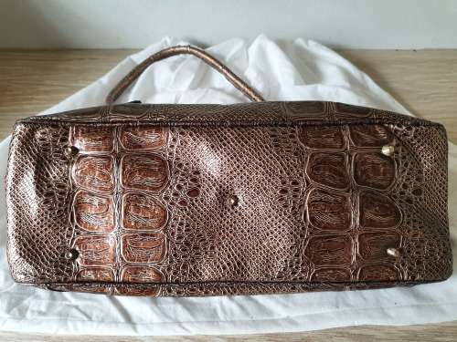 GENUINE GUESS HANDBAG (ORIGINAL PROTECTION BAG INCLUDED)