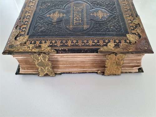 ANTIQUE BIJBEL (ANTIQUE DUTCH FAMILY BIBLE) LEATHER & BRASS CLASPS