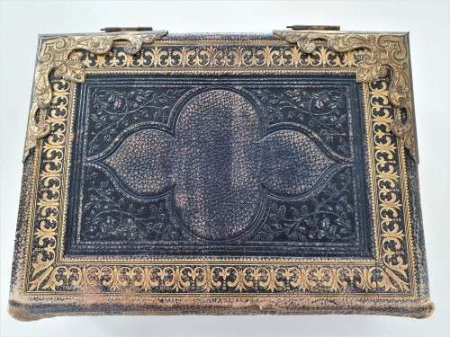 ANTIQUE BIJBEL (ANTIQUE DUTCH FAMILY BIBLE) LEATHER & BRASS CLASPS