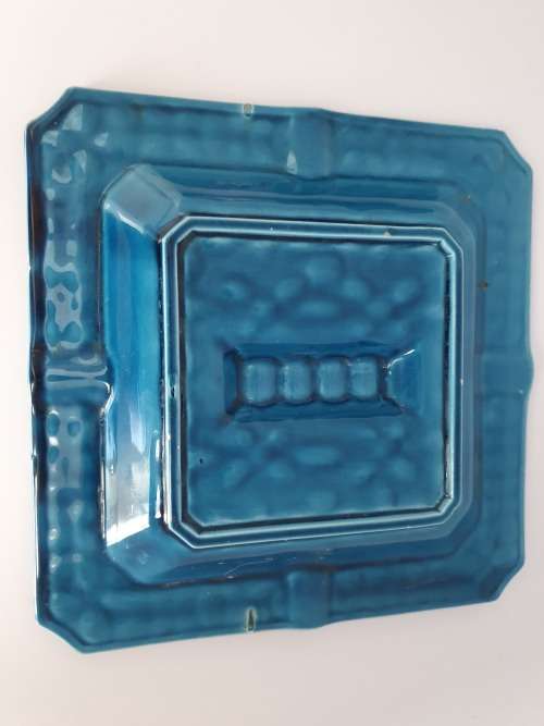 BEAUTIFUL DETAILED MAJOLICA TURQUOISE AND GREEN ASHTRAY