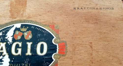 Navy, Army and Air Force Institute Military for H.M Forces Agio Tabaco wood box