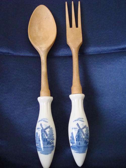 PORCELAIN DELFT WOODEN SALAD AND SPOON SET