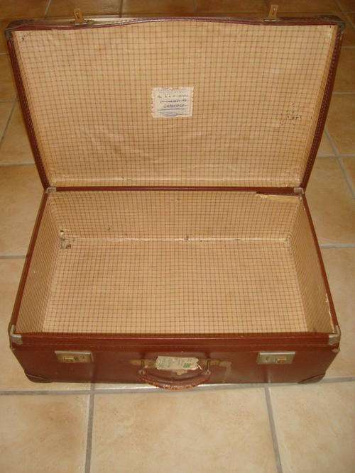 LARGE VINTAGE TRAVELLING SUITCASE