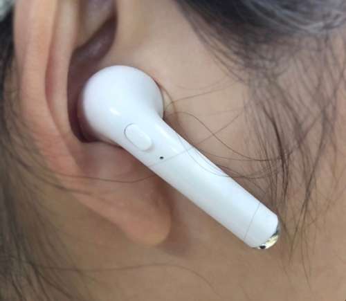 **BRAND NEW*** GENERIC WIRELESS EARPODS ***