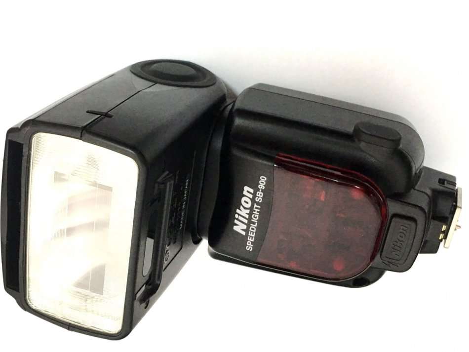 Nikon SB-900 Speedlight Flash for Nikon DSLR Cameras