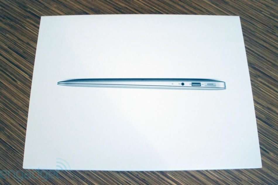 Apple MacBook Air 13.3-inch | Core i5 1.8GHz | 4GB DDR3 | 128GB SSD FLASH - MACBOOK AIR 13 INCH