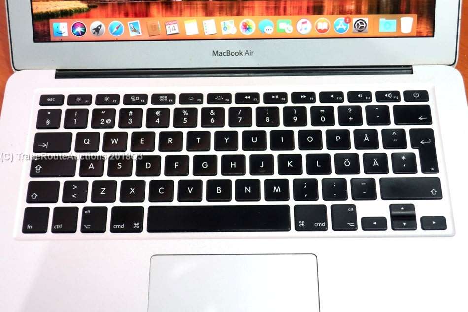 Apple MacBook Air 13.3-inch | Core i5 1.3GHz | 4GB DDR3 RAM | 128GB SSD FLASH  **  MID 2013 ***