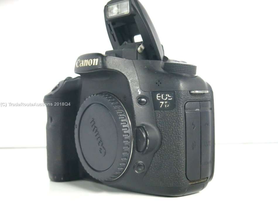 Canon EOS 7D 18MP PROFESSIONAL Digital SLR Camera (BODY) - 18 Megapixels