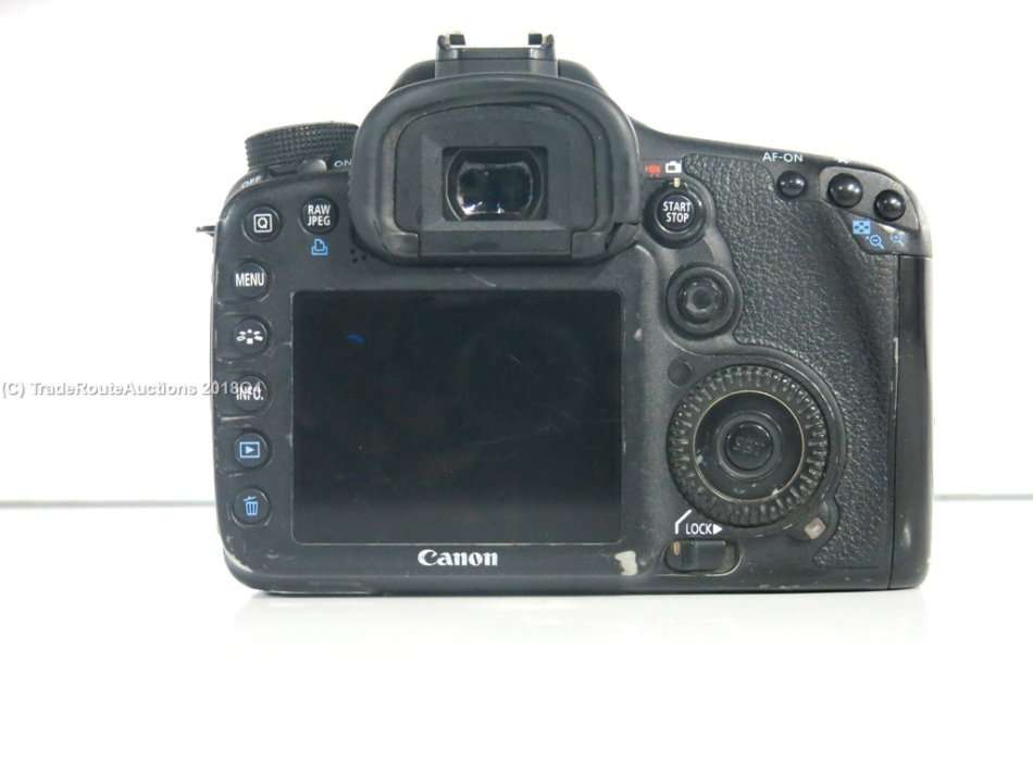 Canon EOS 7D 18MP PROFESSIONAL Digital SLR Camera (BODY) - 18 Megapixels