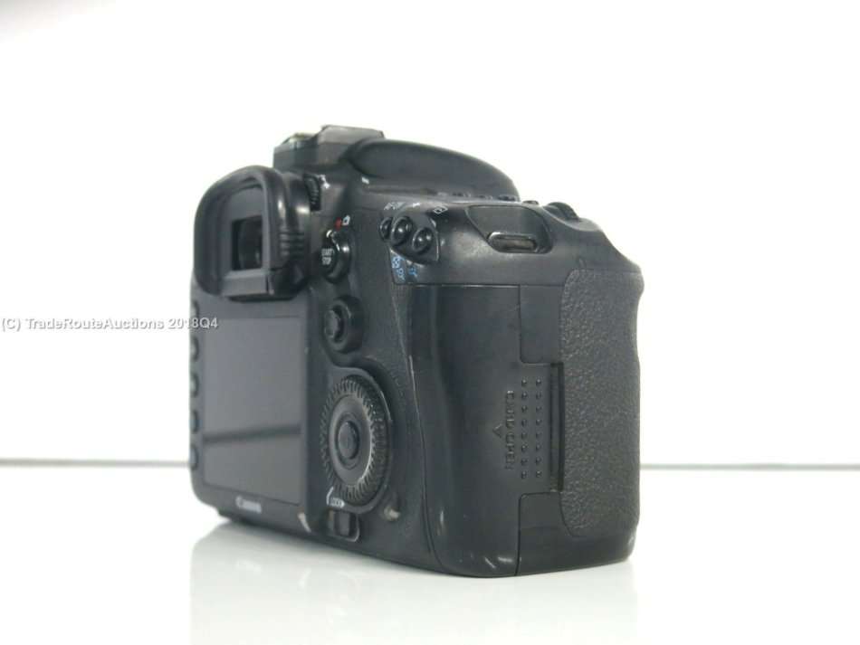 Canon EOS 7D 18MP PROFESSIONAL Digital SLR Camera (BODY) - 18 Megapixels