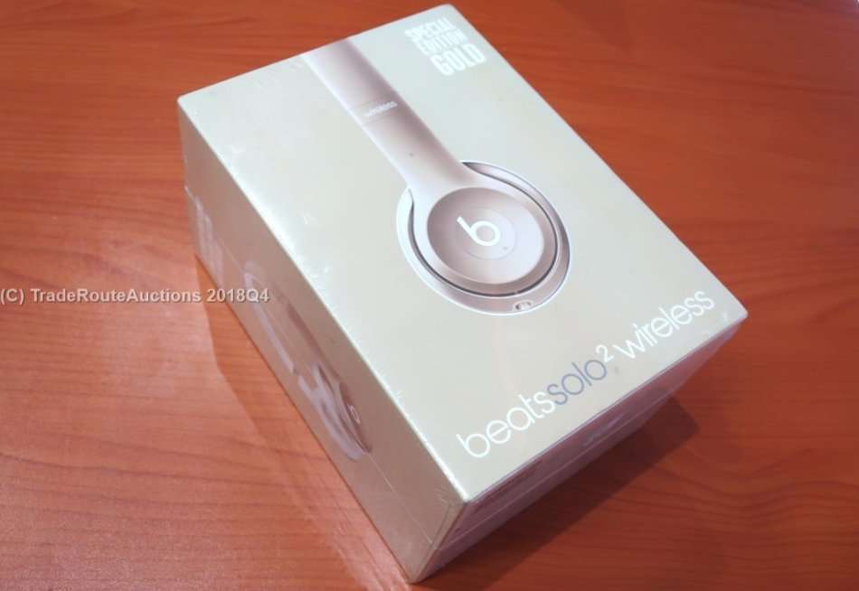BRAND NEW SEALED - SPECIAL EDITION GOLD - Beats beatssolo2 WIRELESS - Studio Headphones - MKLD2ZM/A