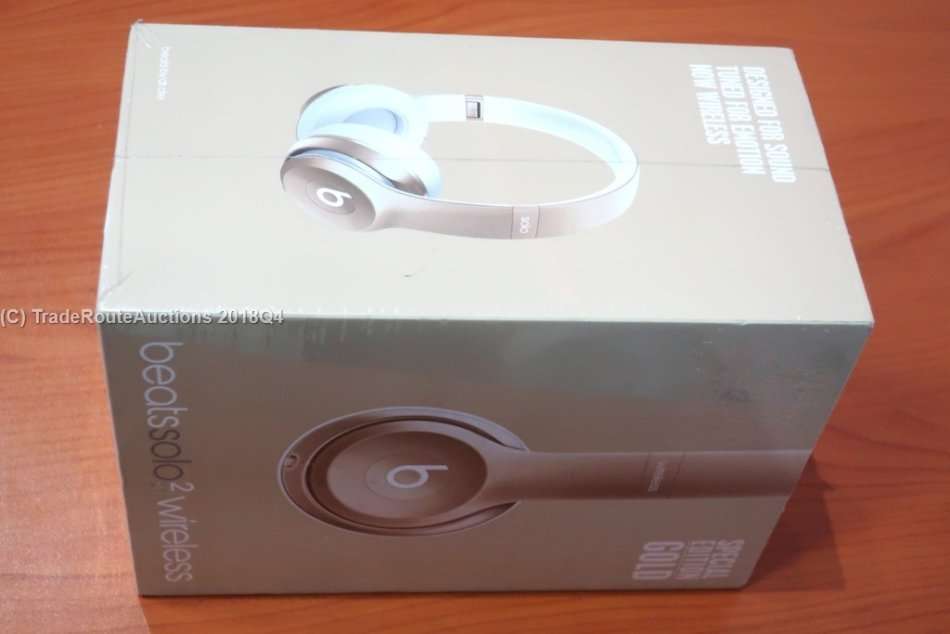BRAND NEW SEALED - SPECIAL EDITION GOLD - Beats beatssolo2 WIRELESS - Studio Headphones - MKLD2ZM/A